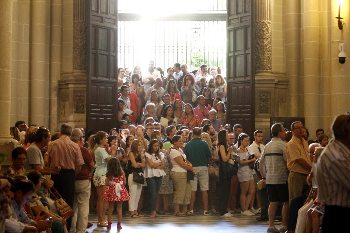 Los fieles esperan el paso de la procesión. 
