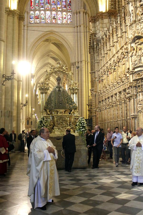 Los toledanos cumplen con la tradición de beber en los botijos de la catedral