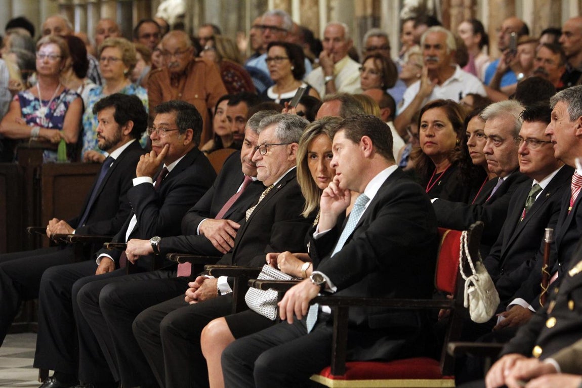 Autoridades locales, provinciales y regionales durante la misa. 