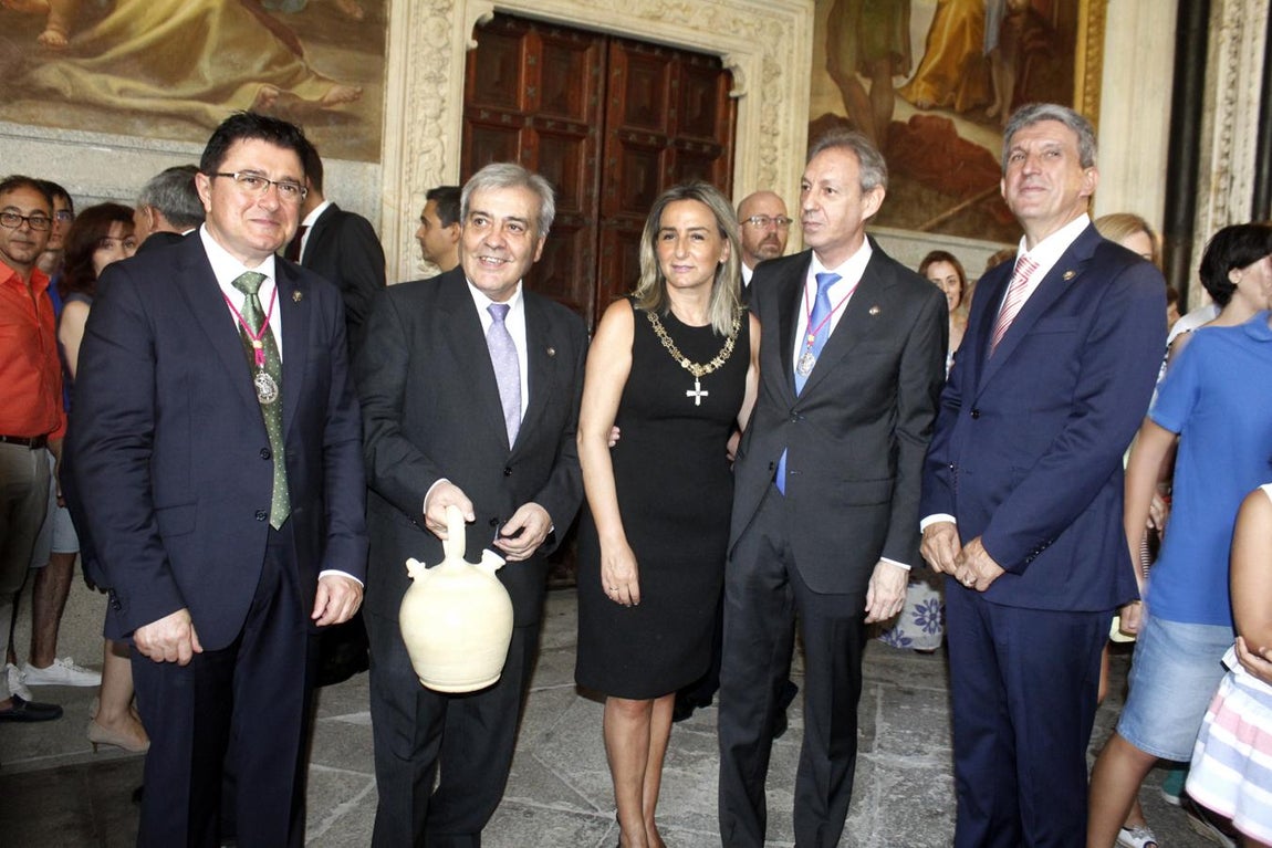 Los toledanos cumplen con la tradición de beber en los botijos de la catedral