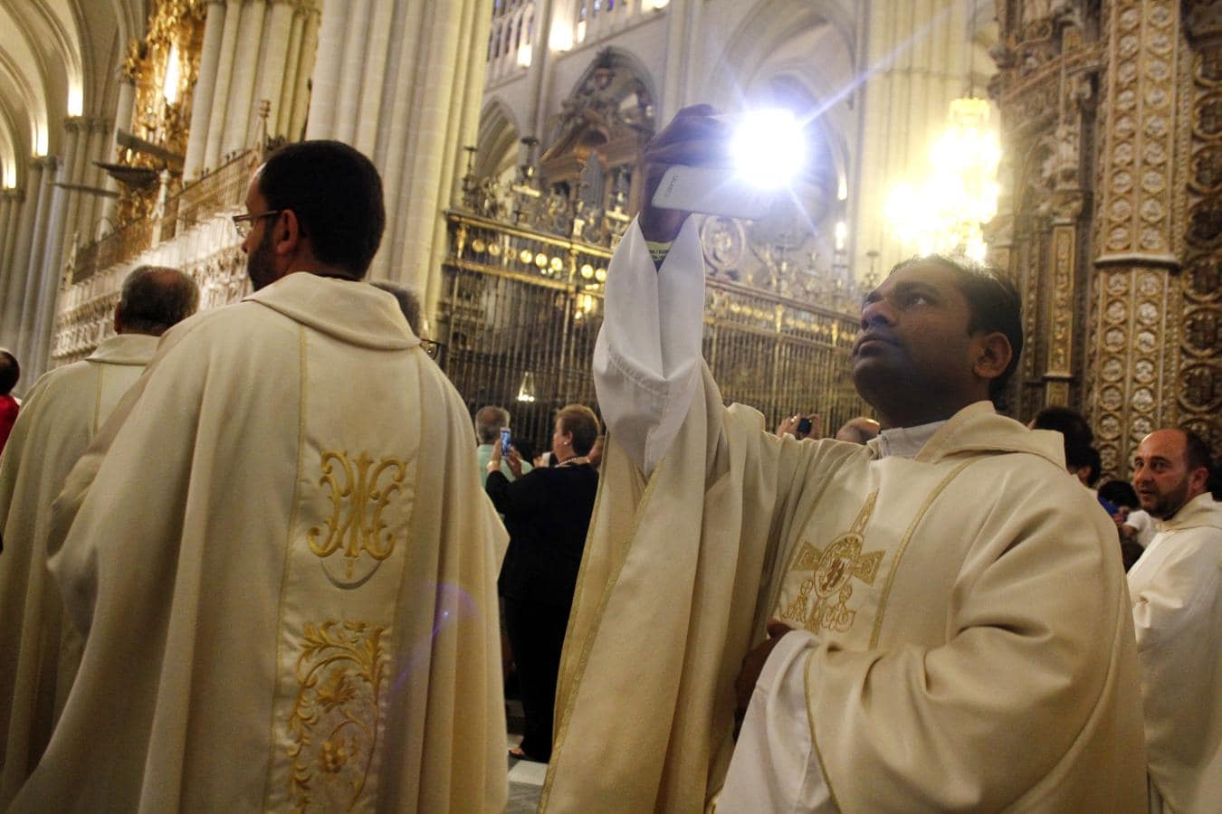 Los toledanos cumplen con la tradición de beber en los botijos de la catedral