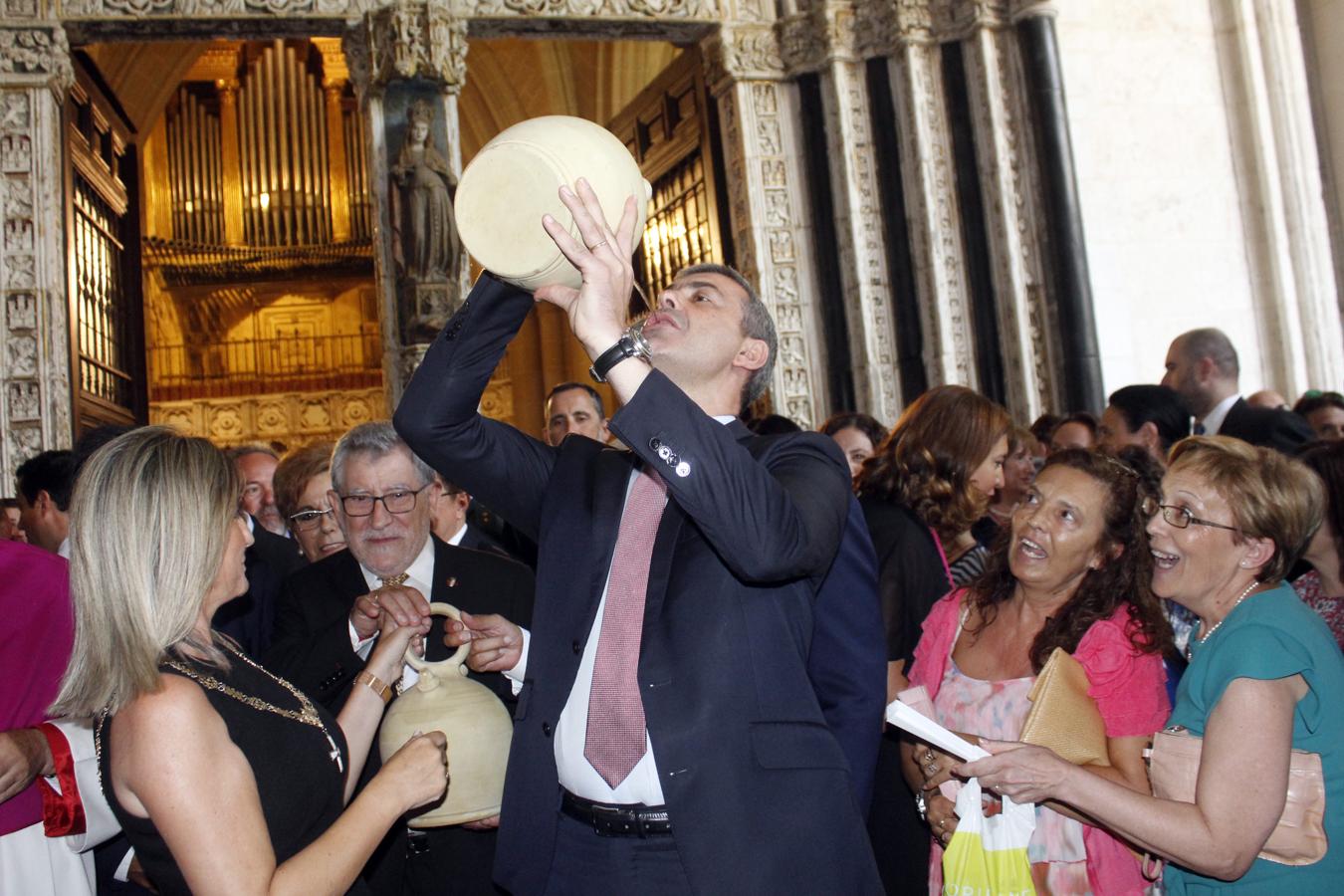 El presidente de la Diputación bebe del botijo. 