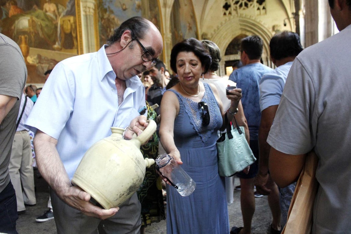 Los toledanos cumplen con la tradición de beber en los botijos de la catedral