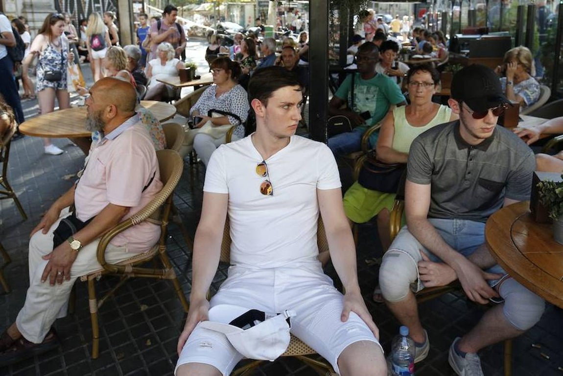 Horas después del atentado, la gente sigue esperando instrucciones policiales. 