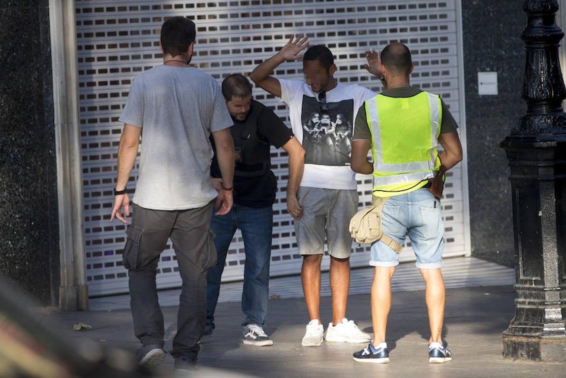 Policías vestidos de paisanos han realizado registros en la zona acordonada por los Mossos. 