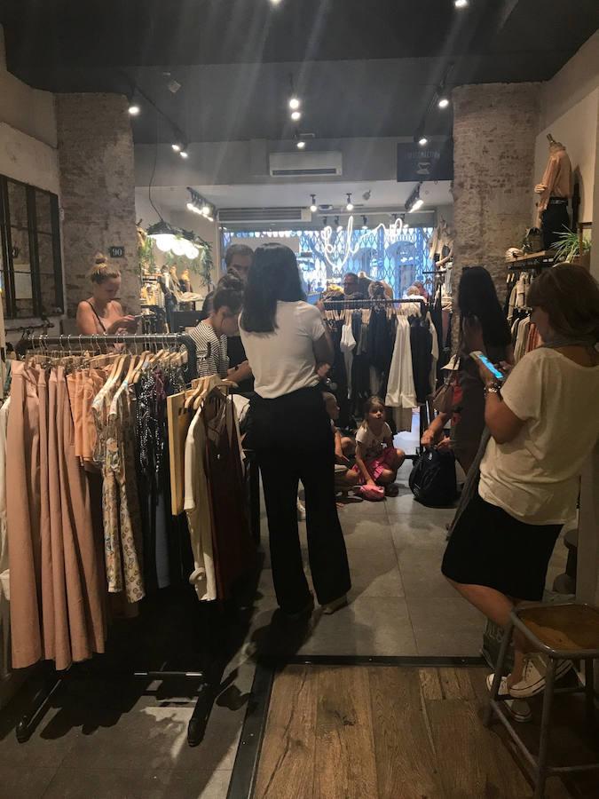 Algunas personas esperan noticias dentro de las tiendas. 