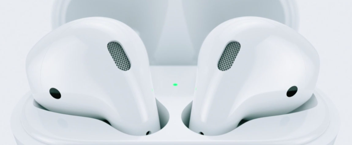 Air Pods, Apple. Como si de una escena de película futurista se tratase, estos auriculares se conectan solos al iPhone, Apple Watch, iPad o Mac en cuanto se sacan del estuche. Apenas necesitan intervención, pues en cuanto se colocan en la oreja la música comienza a sonar y para cuando se retiran. Siri será quien se encargue de controlar el volumen, coger el teléfono o cambiar de canción. La asistente de Apple también será quien llame por teléfono y distribuya el sonido según se utilicen los dos auriculares o solo uno. Para cargarlos basta con meterlos en su estuche. Cn quince minutos de carga se logra batería durante 3 horas. Valen alrededor de 170 euros