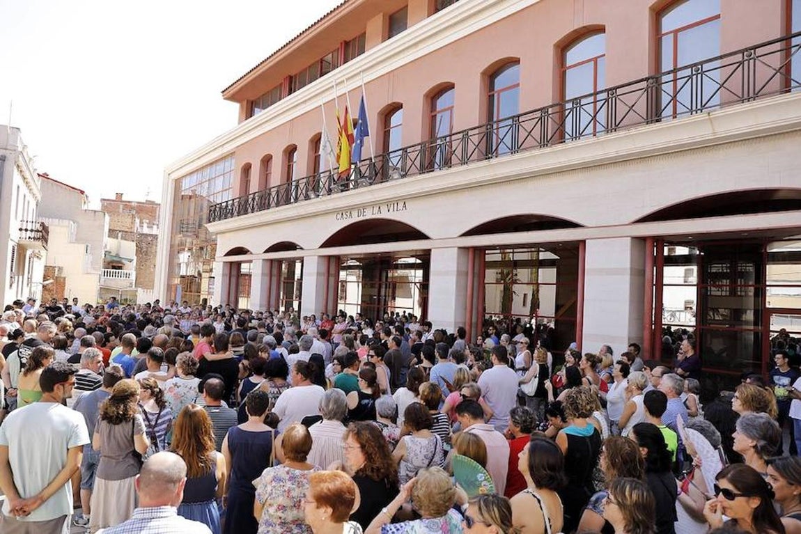 Minuto de silencio en el Ayuntamiento de Alcanar. 