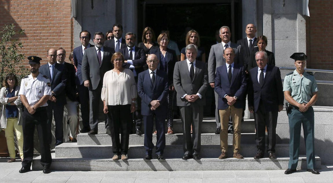 El ministro de Educación, Cultura y Deporte y portavoz del Gobierno, Íñigo Méndez de Vigo, junto al ministro de Hacienda, Cristóbal Montoro, entre otros, durante el minuto de silencio guardado en en Moncloa. 