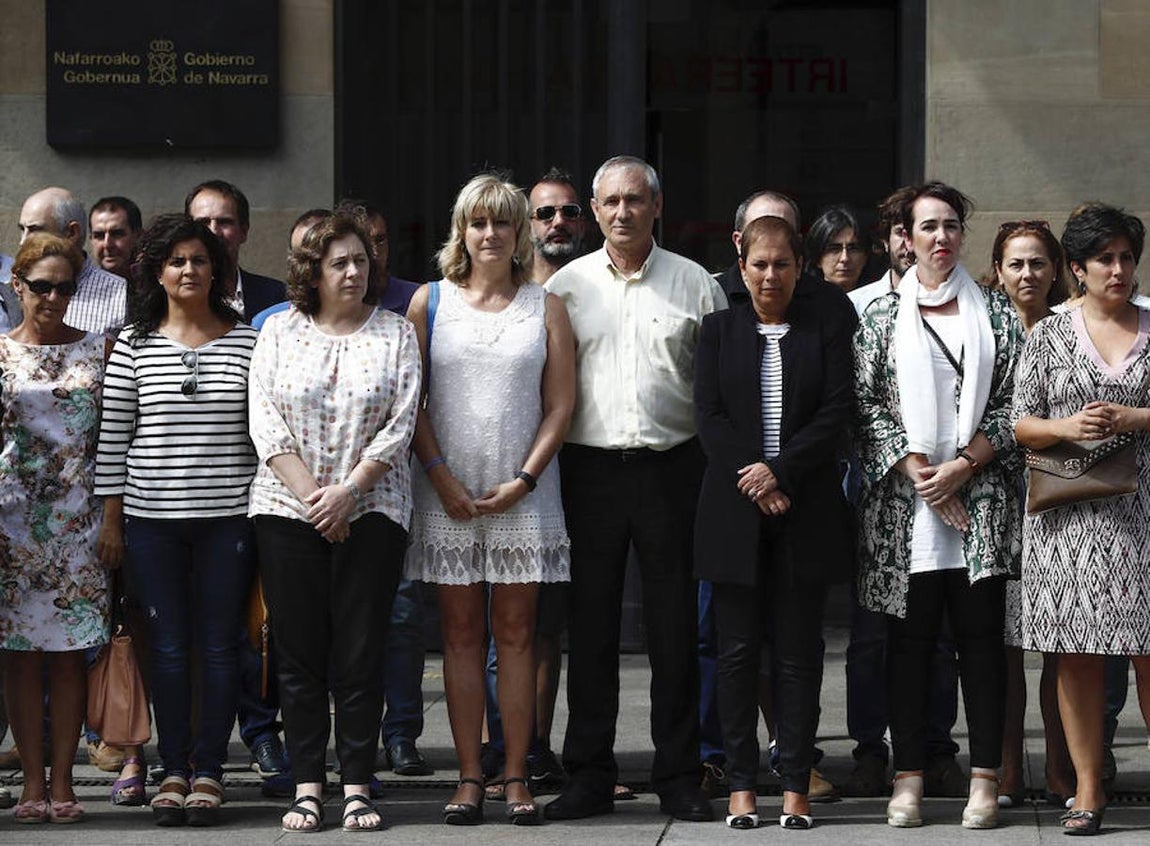 La presidenta del Gobierno de Navarra, Uxea Barkos, en el minuto de silencio convocado en Pamplona. 