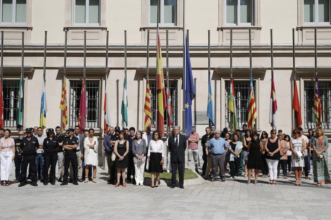 Minuto de silencio en el Senado. 