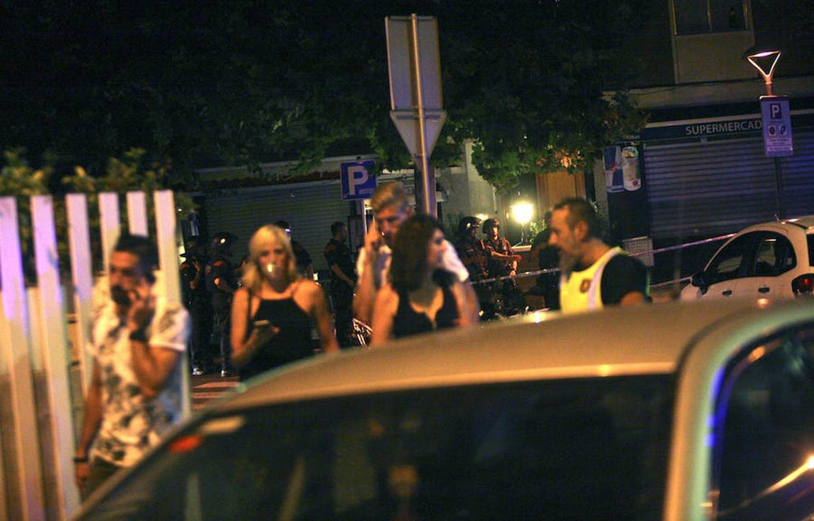 La policía investiga la zona del atentado de Cambrils. 