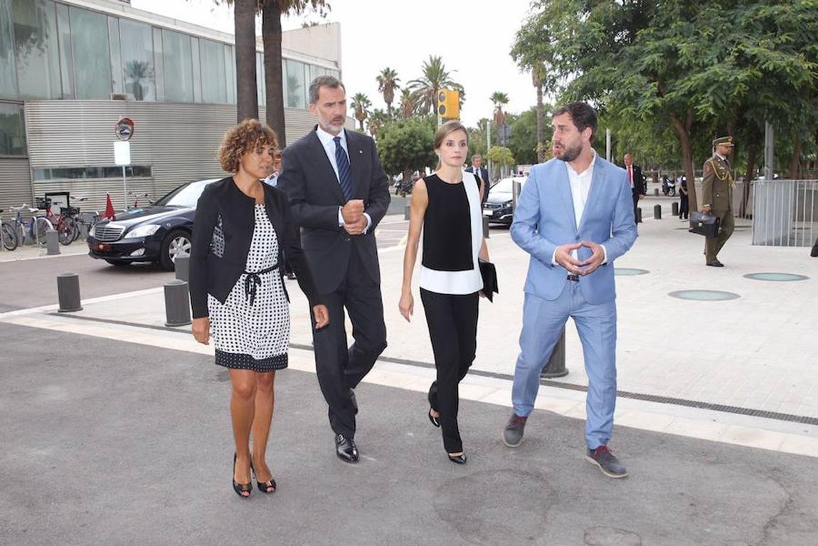 Los Reyes a su llegada al Hospital del Mar de Barcelona donde visitaron a los heridos ingresados en ese centro tras el atentado terrorista en Barcelona. 