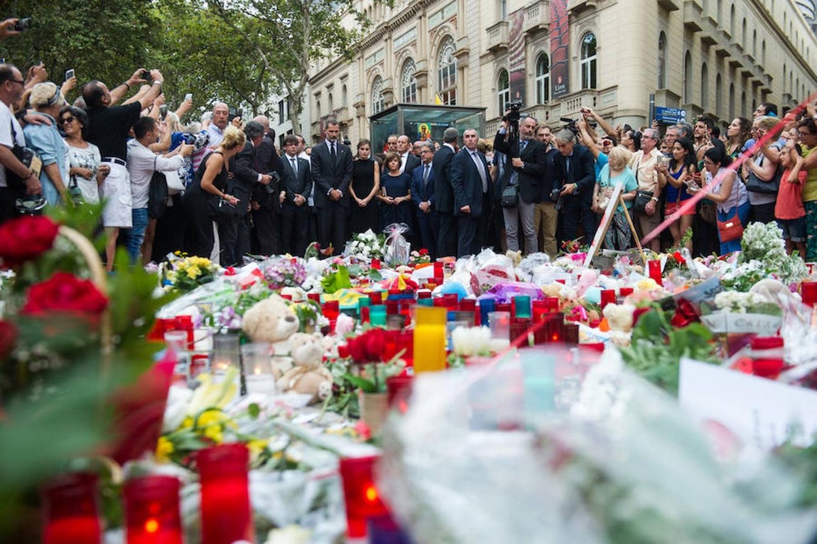 Los imágenes de los Reyes durante la ofrenda floral en memoria de las víctimas