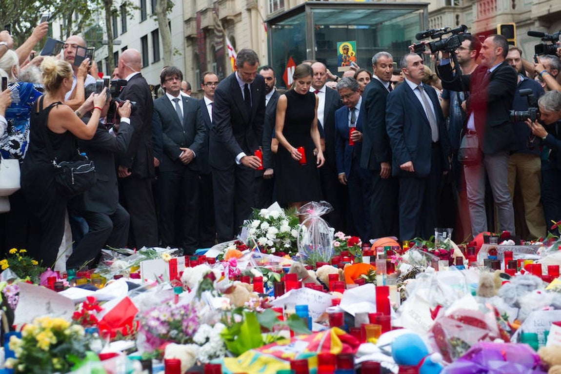 Los imágenes de los Reyes durante la ofrenda floral en memoria de las víctimas