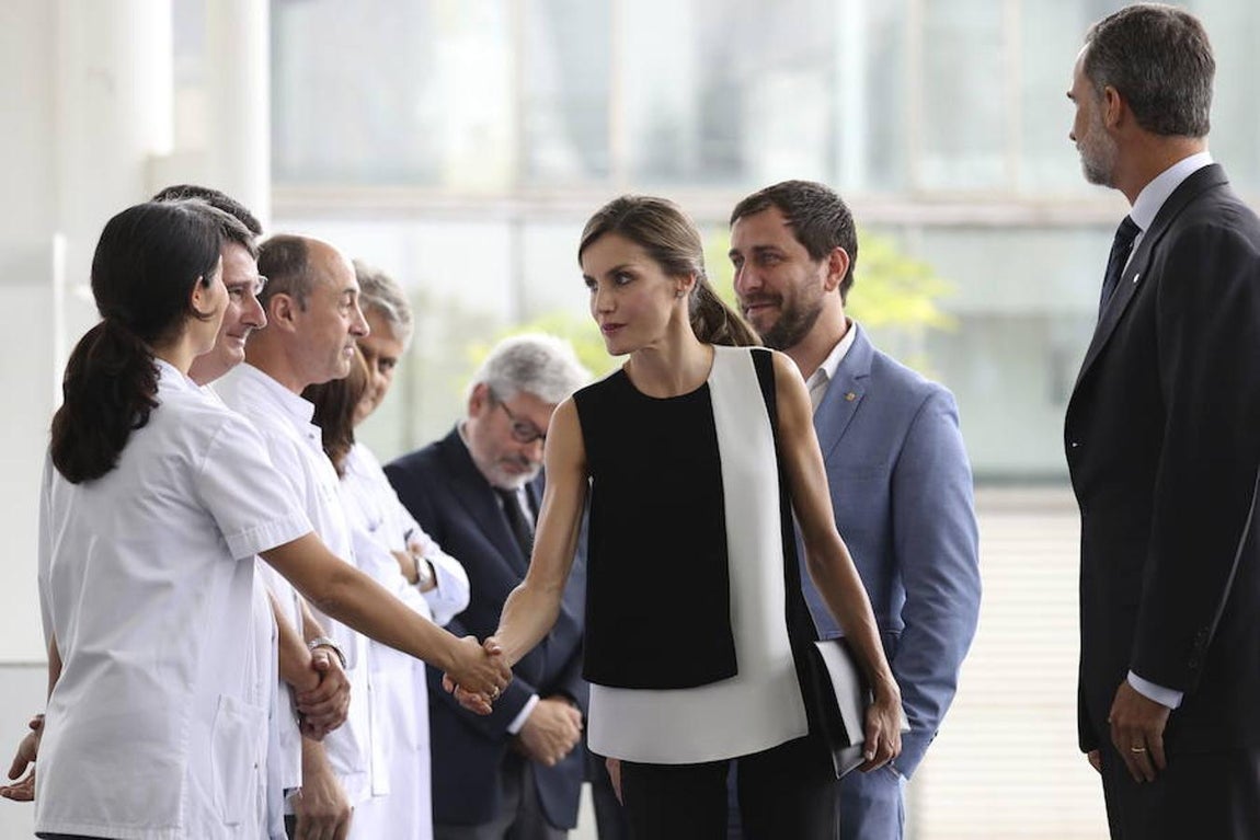Los Reyes a su llegada al Hospital del Mar de Barcelona donde visitaron a los heridos ingresados en ese centro tras el atentado terrorista en Barcelona. 