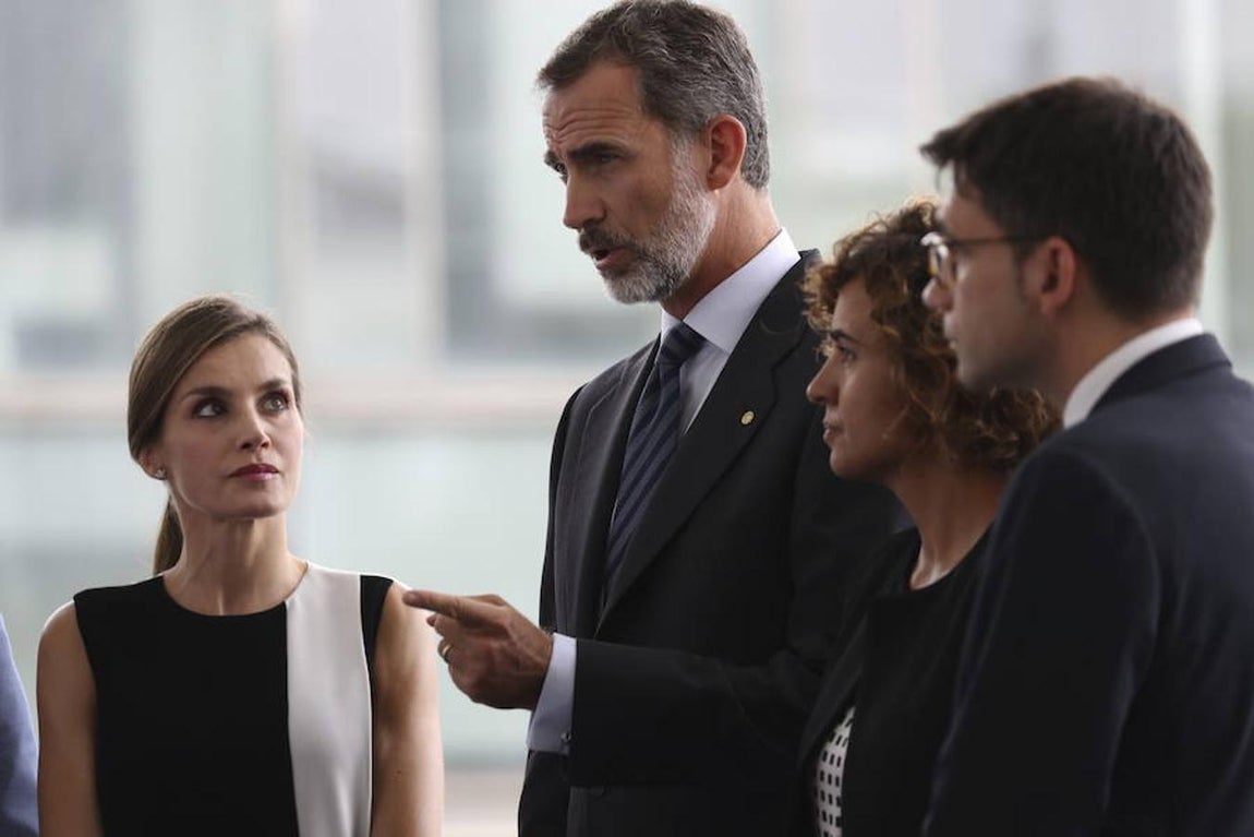 Los Reyes a su llegada al Hospital del Mar de Barcelona donde visitaron a los heridos ingresados en ese centro tras el atentado terrorista en Barcelona. 