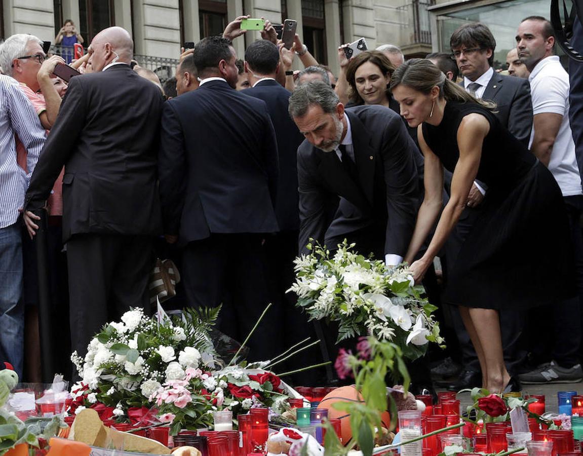 Los imágenes de los Reyes durante la ofrenda floral en memoria de las víctimas