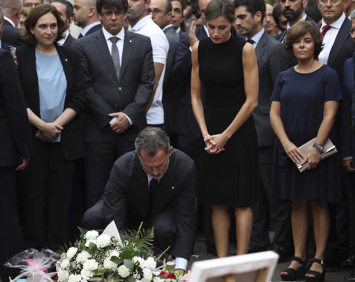 Los imágenes de los Reyes durante la ofrenda floral en memoria de las víctimas