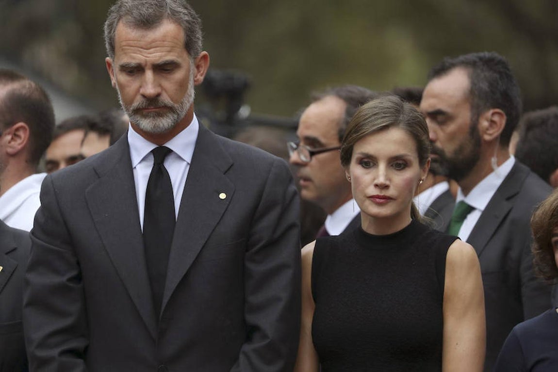 Los imágenes de los Reyes durante la ofrenda floral en memoria de las víctimas