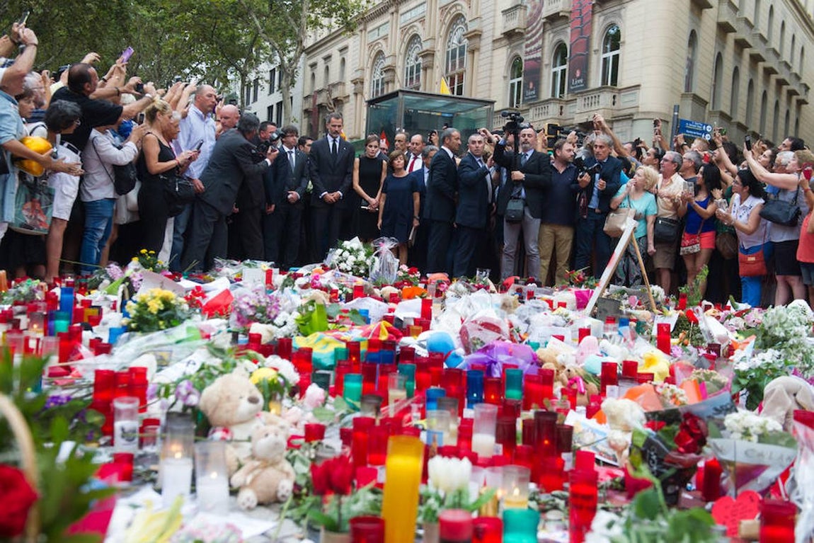 Los imágenes de los Reyes durante la ofrenda floral en memoria de las víctimas