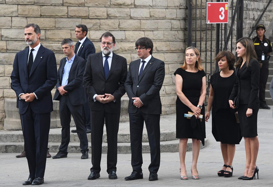El Rey, Mariano Rajoy, Carles Puigdemont, Ana Pastor, Soraya Saenz de Santamaría y la Reina en la entrada de la Sagrada Familia. 