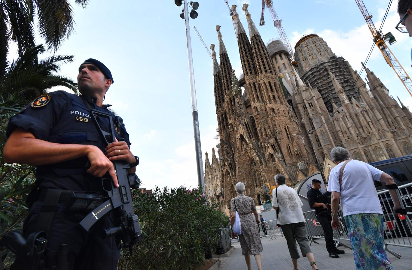 Un amplio dispositivo de seguridad rodea la Sagrada Familia. 