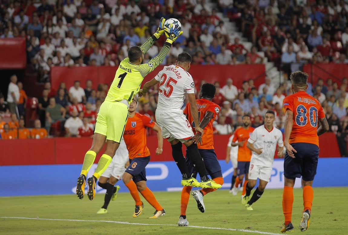 El encuentro entre el Sevilla FC y el Istambul Basaksehir, en imágenes