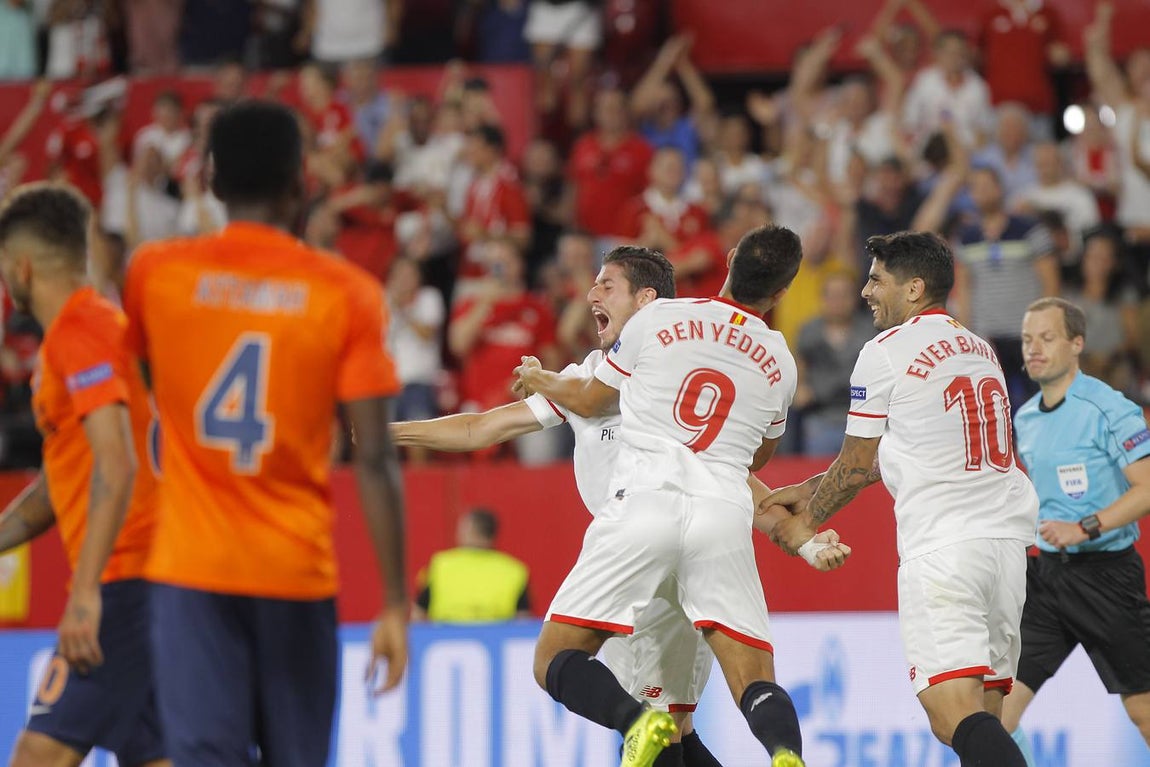 El encuentro entre el Sevilla FC y el Istambul Basaksehir, en imágenes