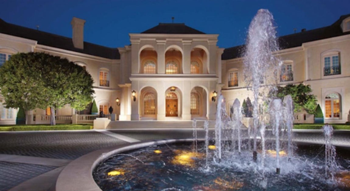 Una elegante fuente central. Una vez más se aprecia la importancia del agua, protagonista de las casa. En la foto, la  fachada principal. Elegante, con doble hilera de arcos de piedra en dos plantas. Ante ellos, una fuente redonda da la bienvenida al visitante