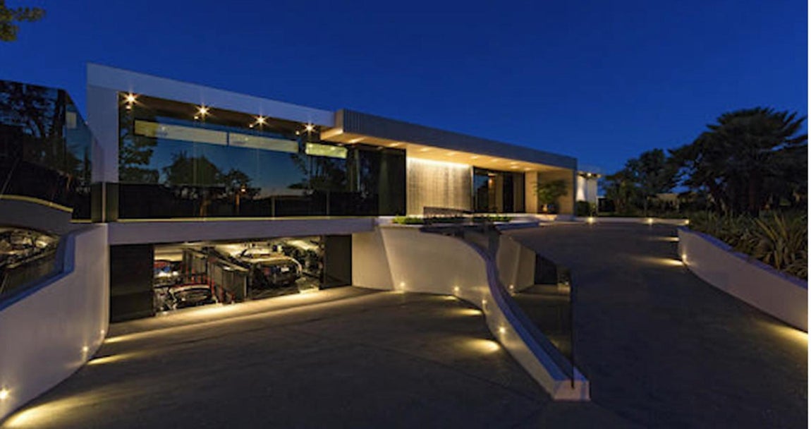 Garaje. El garaje tiene capacidad para quince coches, es acristalado y cuenta con la tecnología necesaria para que los ejemplares de lujo que conucen ambas estrellas de la canción no sufran desperfectos ni incidentes extraordinarios