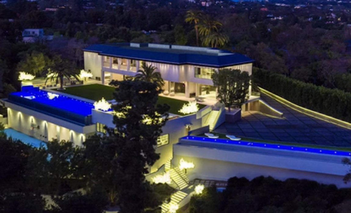 Exterior de la mansión. La vivienda se concibió en diferentes alturas, el diseño venía marcado por una necesidad: la luz. Cada habitación comunica con el exterior. Cada planta, a su vez, cuenta con su correspondiente piscina, jardín o espacio concebido para la relajación y el ejercicio
