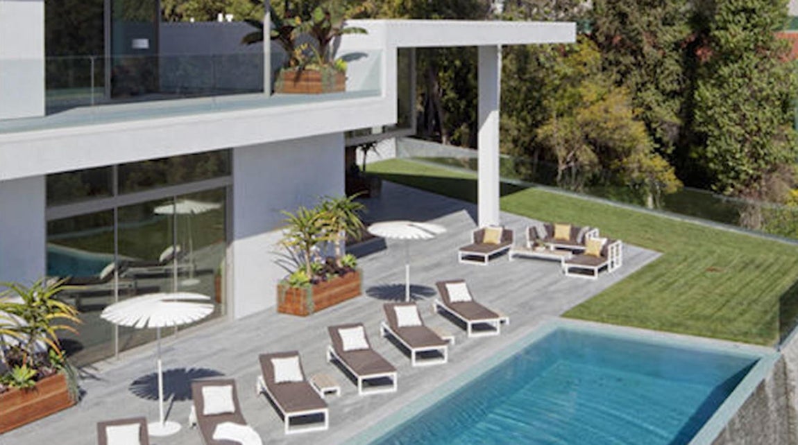 Piscina. El agua, elemento del equilibrio por excelencia, está presente en cada rincón de la casa. Dos piscinas «infinity» en el jardín exterior, una más tradicional en otro ángulo de la finca y en el interior de la vivienda.