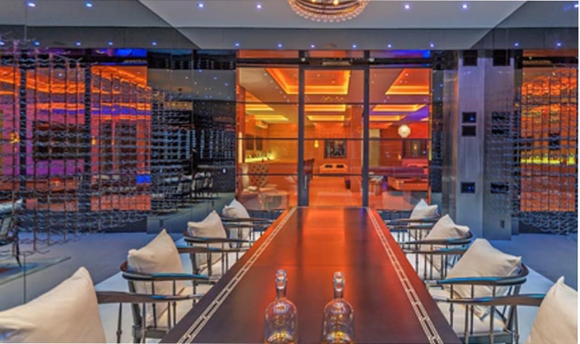 Moderno comedor. La pareja habría adelantado 88 millones de dólares (unos 74 millones y medio de euros) y financiará los 54 restantes en los próximos tiempos. En esta imagen se aprecia el lujo del diseño y los detalles, muestra un comedor de modernisima decoración