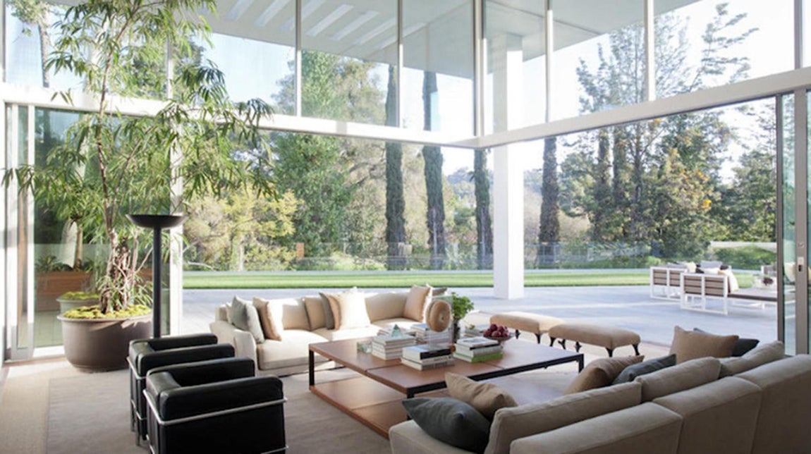Salón con vistas. Según afirma el portal, sumando los millones que acumulan en sus cuentas los dos miembros de la pareja, su liquidez superaría los mil millones de euros, por lo que desconocemos el porqué de la elección del método de financiación. La instantánea muestra la imagen de otra de las lujosas estancias, un amplio salón decorado en tonos crudos que comunica con un jardín exterior.