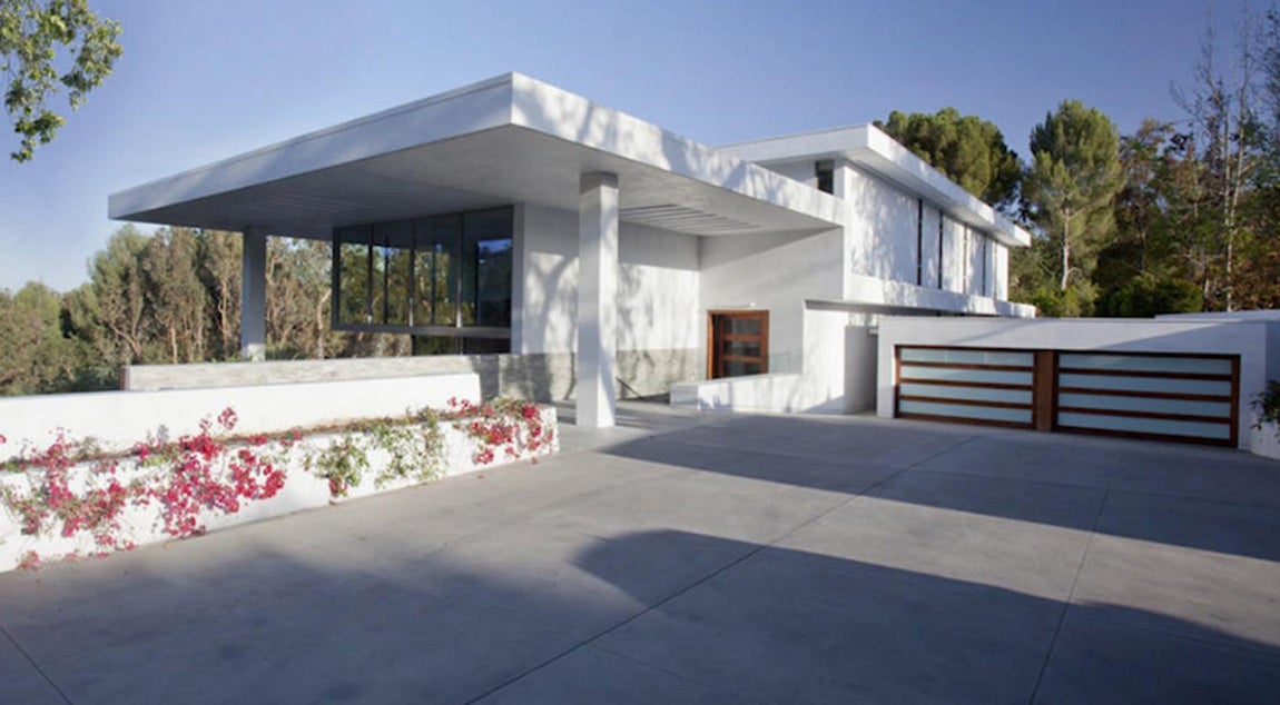 Terraza. Una de las muchas terrazas de la vivienda, diseñada en seis estructuras por el arquitecto Paul McLean. En espacio pensado para el bienestar, tiene un spa, ampios jardines y rincones dedicados al descanso y a la relajación.
