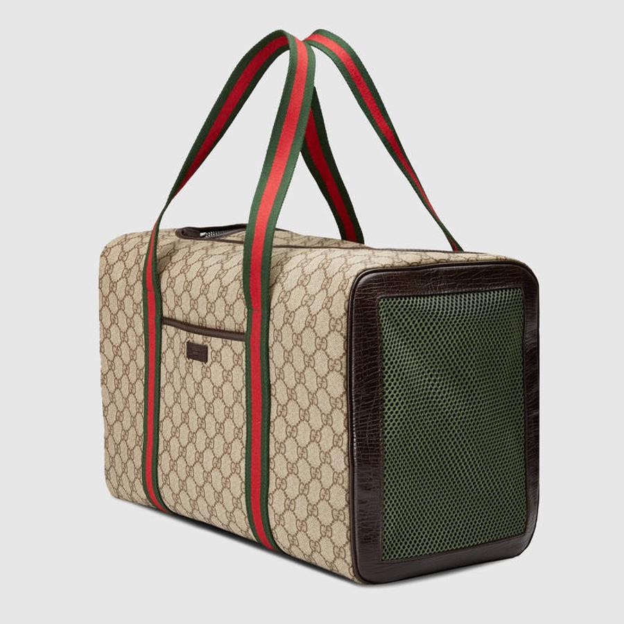Bolso para mascotas, de Gucci. La firma italiana ha conseguido que saquemos el transportín de nuestras mascotas del rincón más recóndito del armario y lo exhibamos orgullosos. Su diseño es más discreto de los habituales de la firma, con unas formas cuadradas que resultan muy elegantes. Aunque su interior está preparado para entrar en la lavadora debe tratarse con sumo cuidado la piel del exterior, que exige limpieza en seco. Cuesta 900 euros.