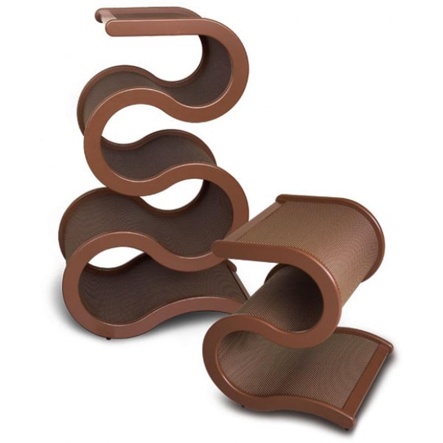 Curvynest, de Catsplay. Juguete, rascador y apartamento de cuatro habitaciones, el deseo de cualquier gato adulto y de sus exigentes dueños, que elegirán este producto de evocadoras curvas por su elegancia. El gato, por otro lado, se sentirá más cómodo, ya que son mascotas especialmente independientes y esconderse entre sus pliegues les dará la intimidad que necesitan. Este lujo ondulado cuesta 450 euros.