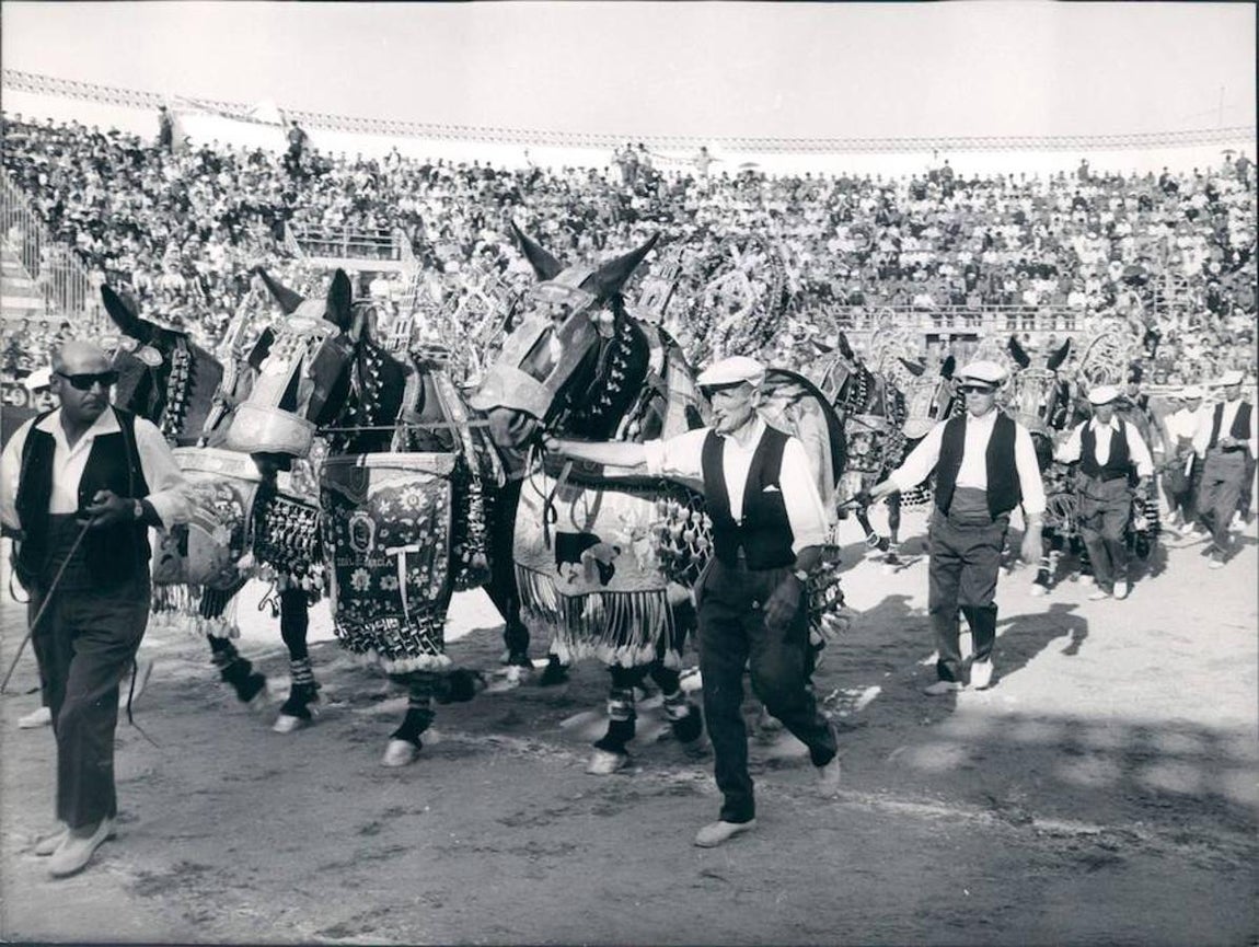 Corrida de toros en la plaza en la que torearon Paquirri, Dámaso González y Miguel Márquez, en Tomelloso (Ciudad Real).. 