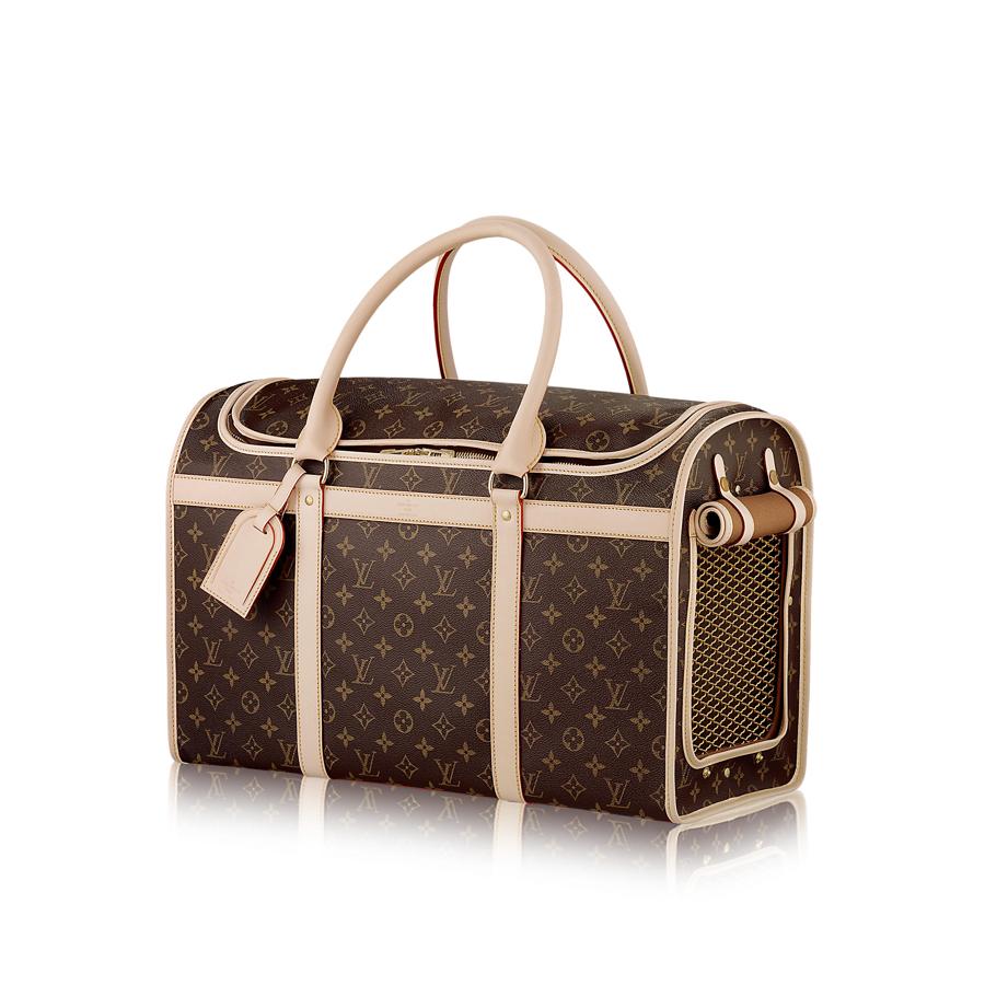 Dog Carrier 50, de Louis Vuitton. Un bolso de lujo para viajar con tu mascota con la mayor elegancia. Es resistente al agua, a los arañazos y tiene una doble maya transpirable. Ya puedes sacar el transportín del fondo del armario y dejarlo en un lugar más cómodo porque querrás que todos lo vean. Su precio ronda los 2.000 euros.