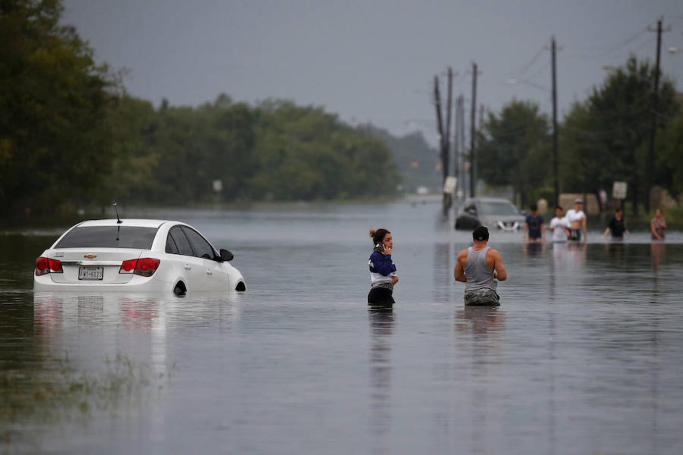 Los residentes atraviesan las inundaciones. 