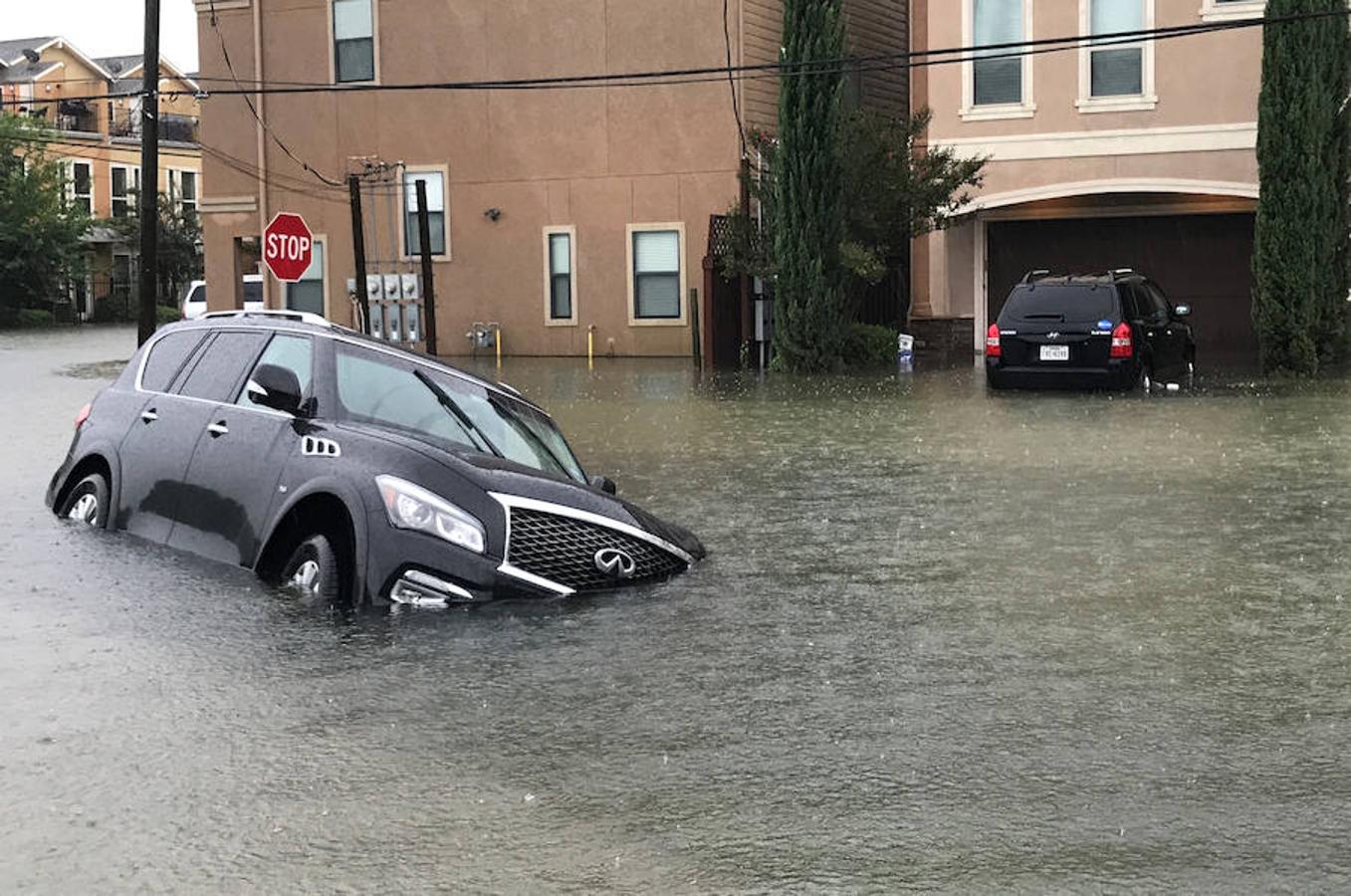 Un coche inundado. 