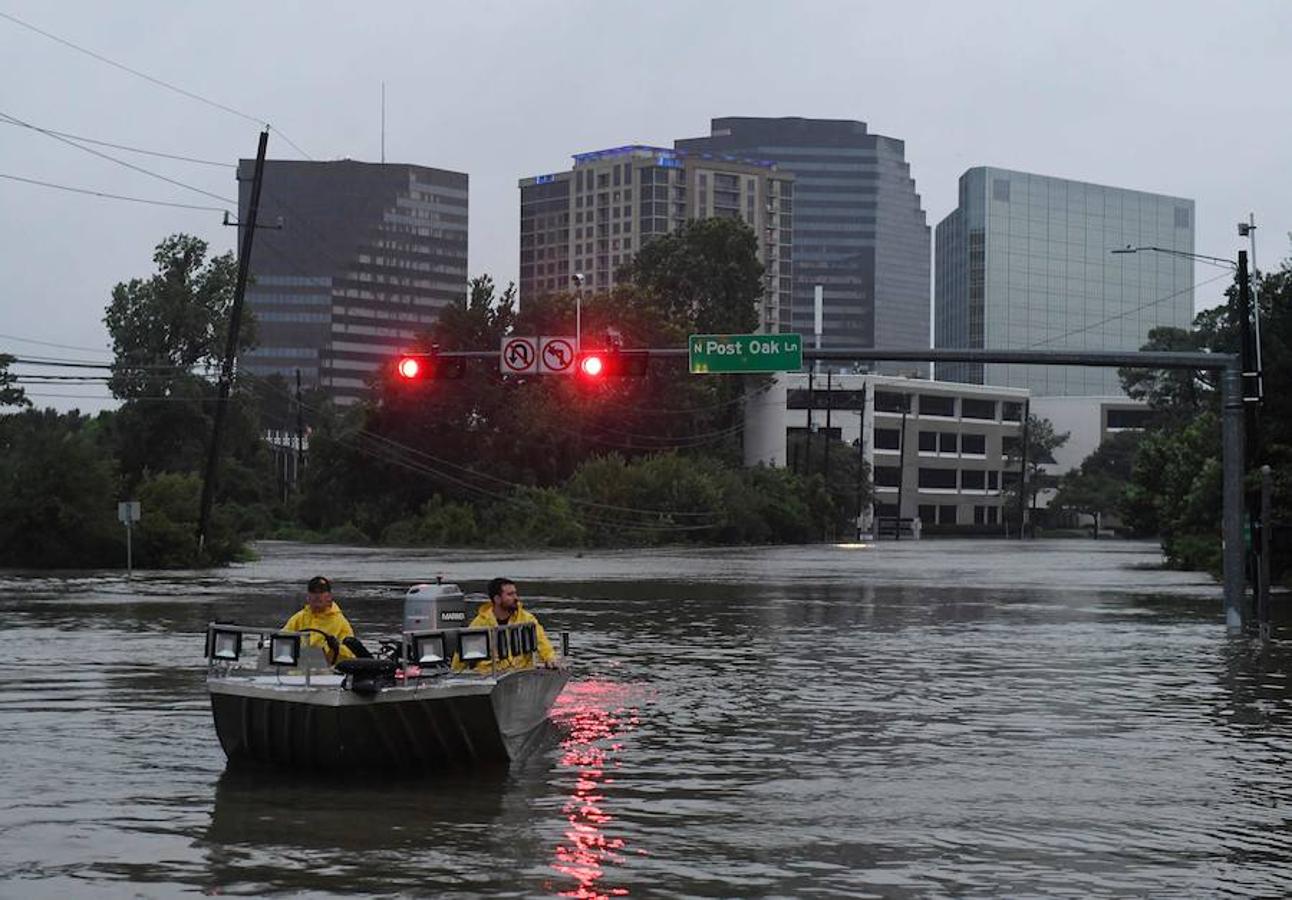 Los equipos de rescate buscan a personas en peligro tras el paso del huracán Harvey. 