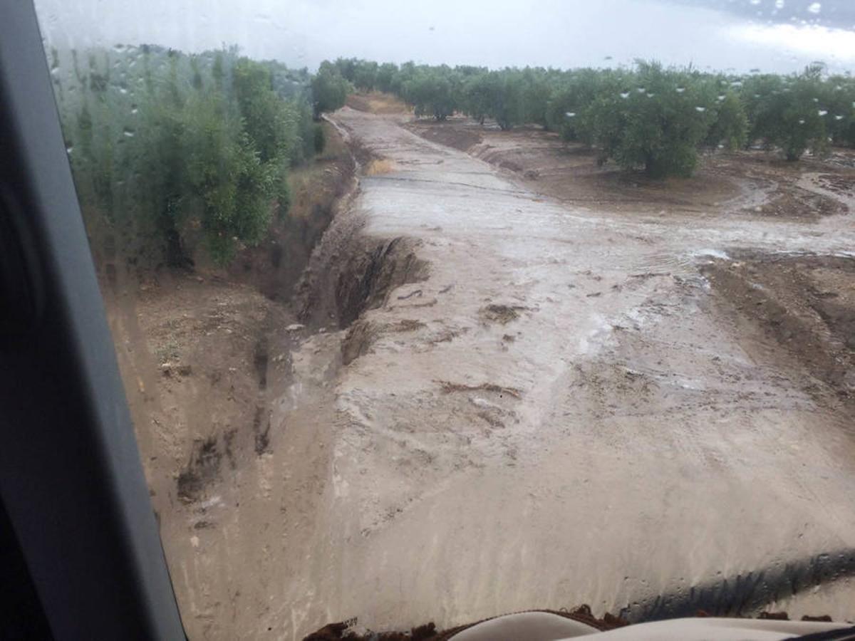 Carretera devastada tras las fuertes lluvias en Córdoba. 