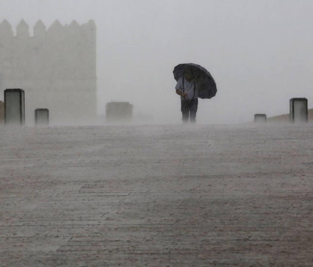 Un hombre pasea bajo la tormenta. 