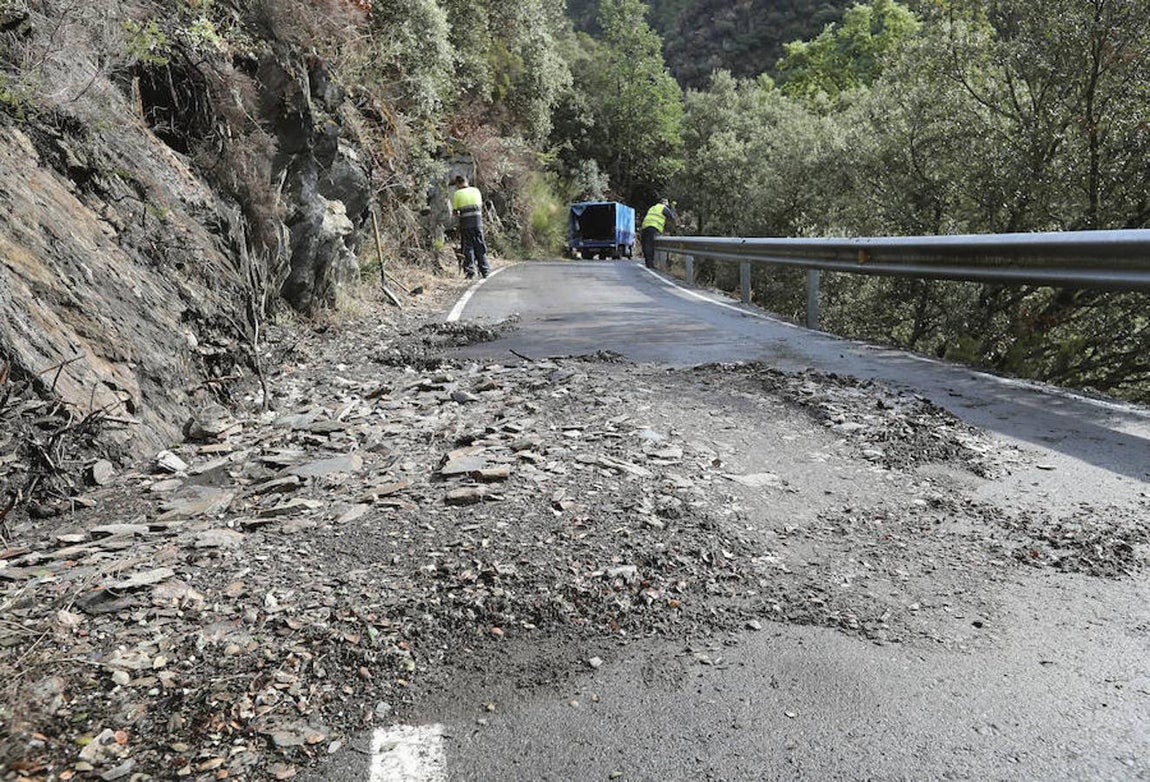 Uno de los tres desprendimientos producidos en una carretera de León. 