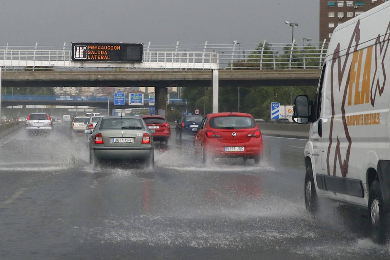 Madrid en alerta naranja. La carretera de la M-30 encharcada