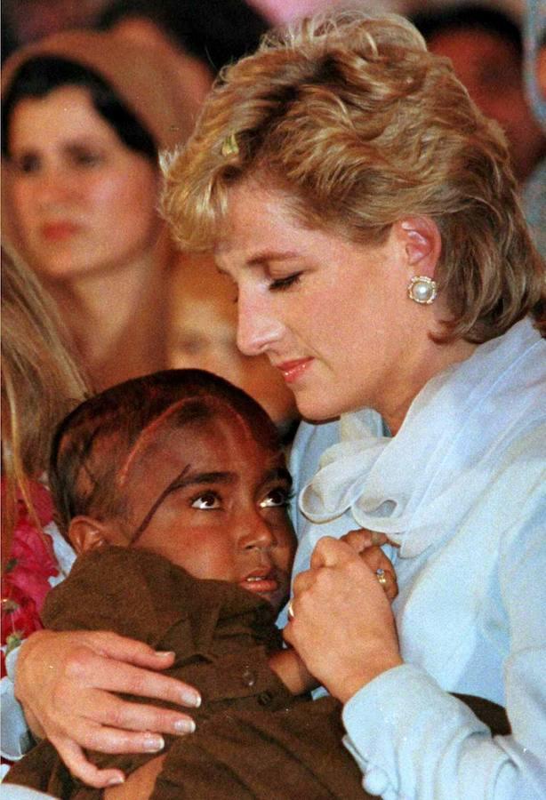 Sosteniendo a un niño enfermo de cáncer en Lahore, Pakistán. 