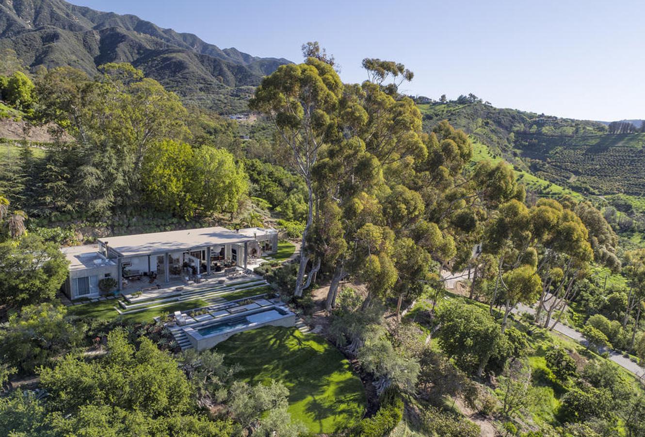 Tranquila. La vivienda está situada en un entorno verde en lo alto de una colina, aislada del ruido y rodeada de árboles y todo tipo de plantas. Un oasis en plena naturaleza que nada tiene que envidiar al escenario en el que se casaba Padme Amidala, uno de sus personajes más emblemáticos, con Anakin Skywalker