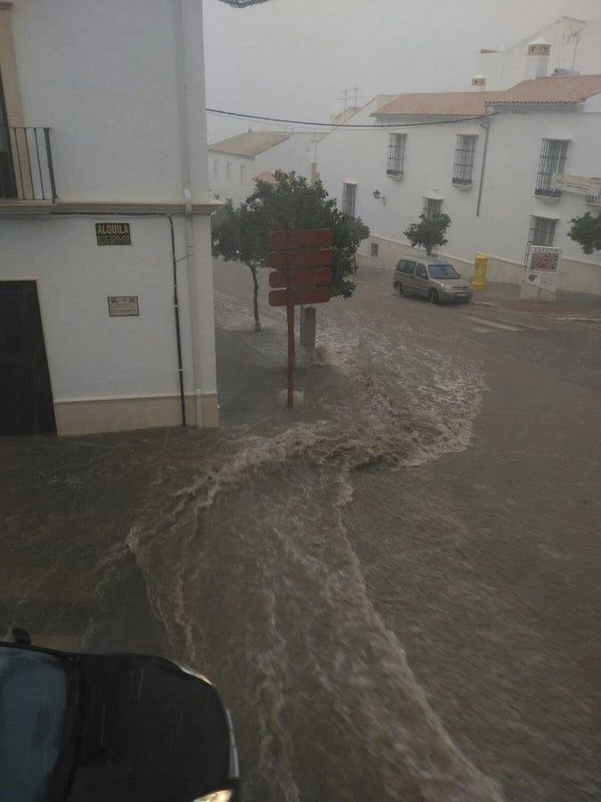 Una fuerte tormenta de quince minutos provoca inundaciones en Estepa